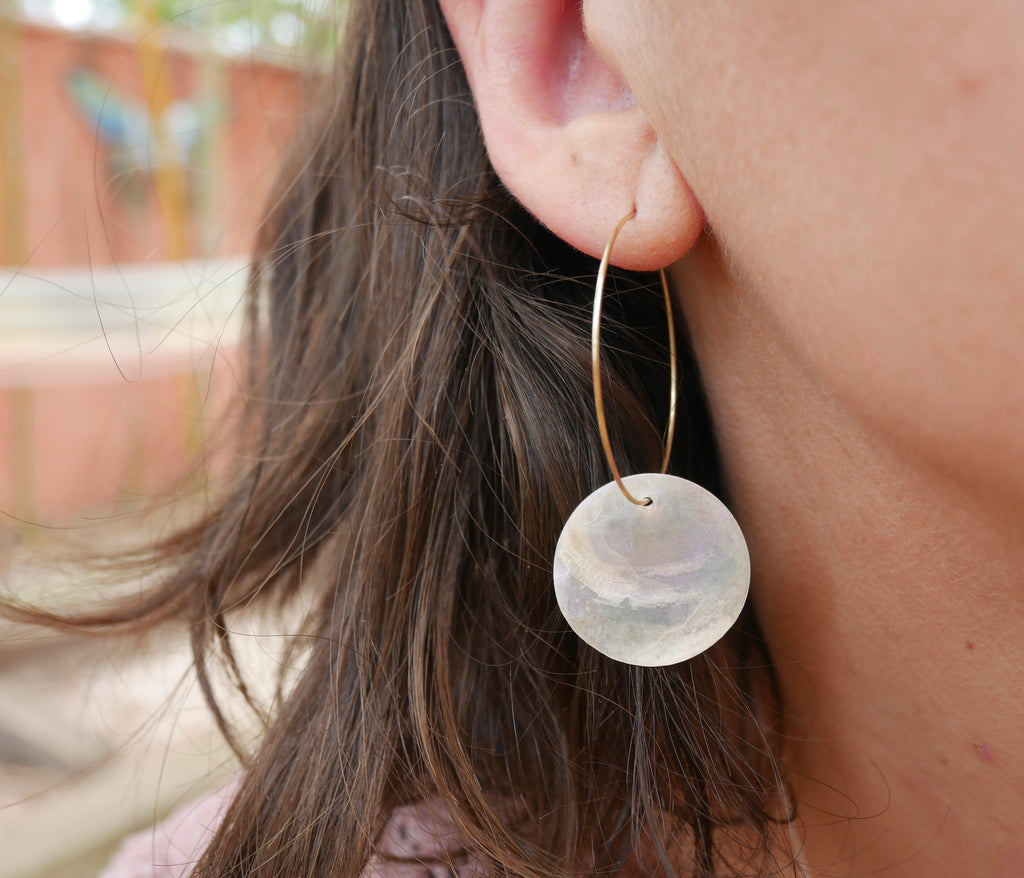 Boucles d'oreilles créoles dorées et breloque nacre