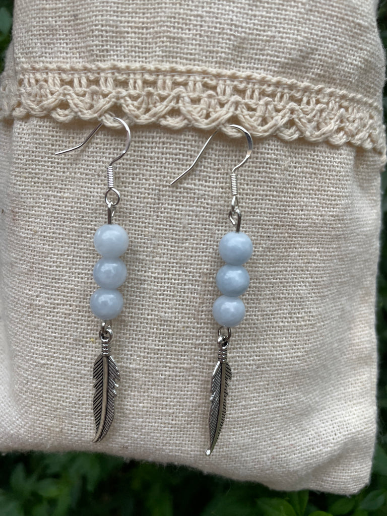 Boucles d'oreilles 3 boules en Aigue Marine naturelle et breloque plume