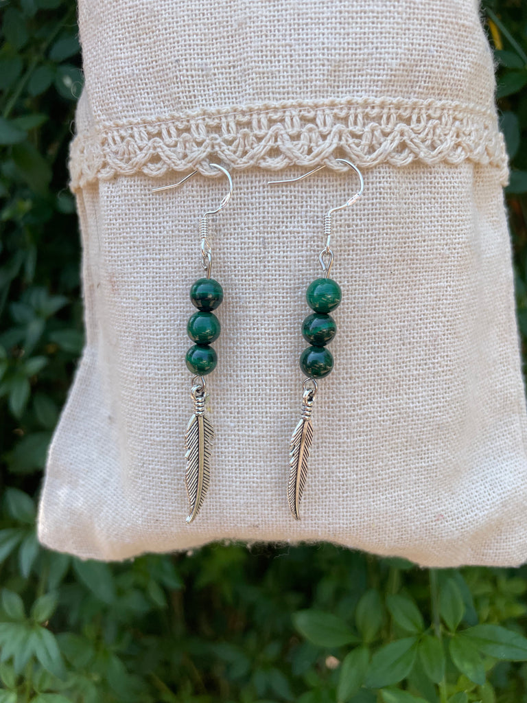 Boucles d'oreilles 3 boules en Malachite naturelle et breloque plume