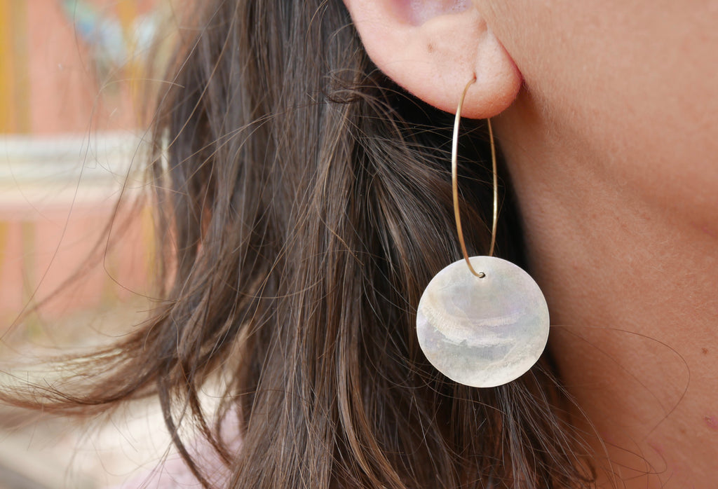 Boucles d'oreilles créoles dorées et breloque nacre