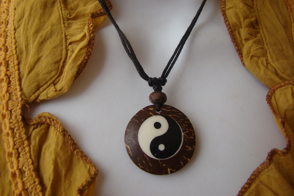 Collier Yin Yang en cuir médaillon en bois de cocotier