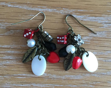 Boucles d'oreilles avec breloques petits dés, feuilles et strass