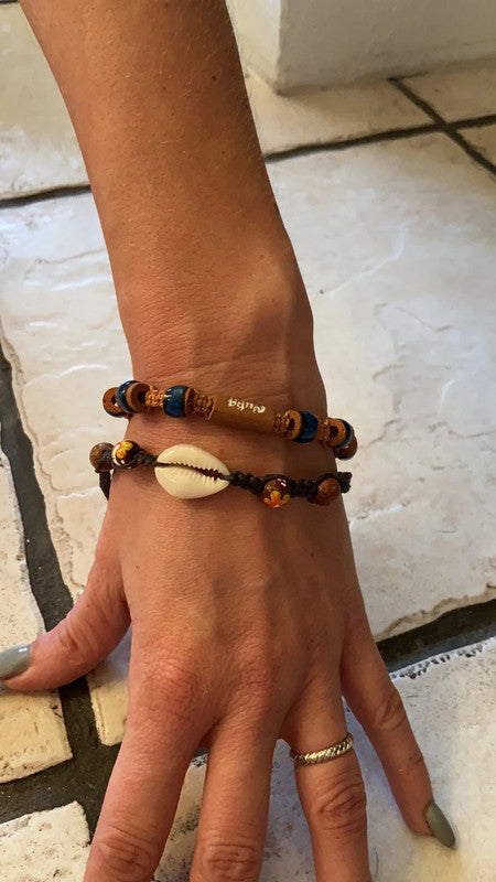 Bracelet bohème en coquillage cauri naturel et perles en bois