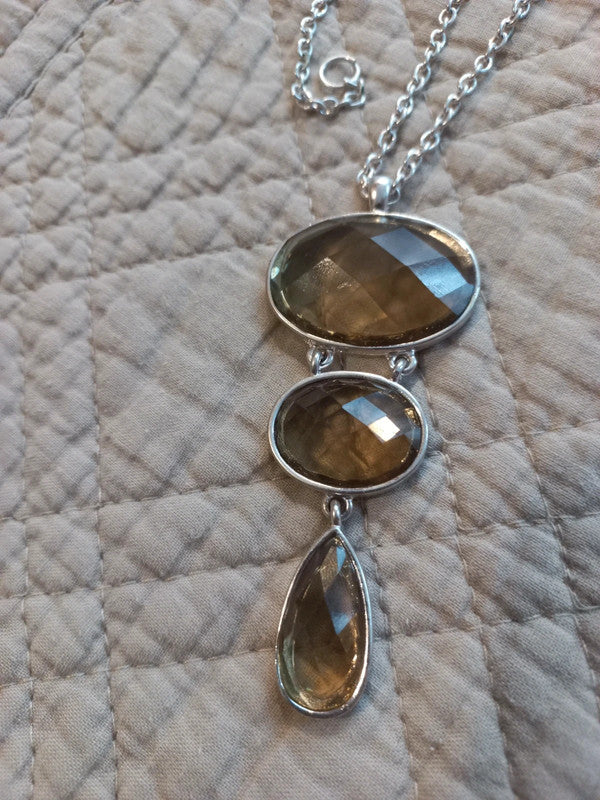 Collier en verre fumé à facettes