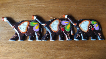 Famille d'éléphants - Frise murale en bois multicolore