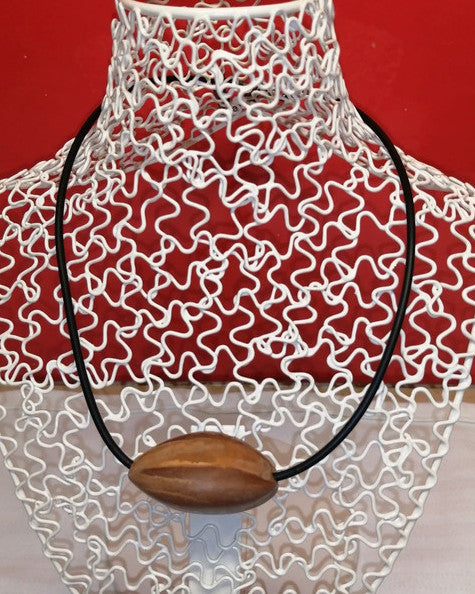 Collier ethnique avec pendentif graine artisanat Laos