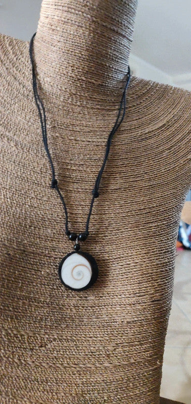 Collier avec pendentif Oeil de Shiva (Oeil de Sainte Lucie)