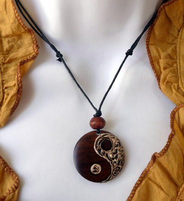 Collier Yin Yang en bois