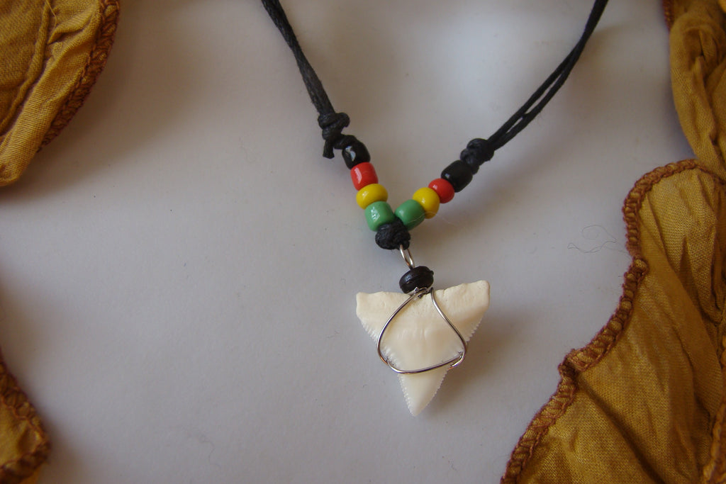 Collier dent de requin perles rasta