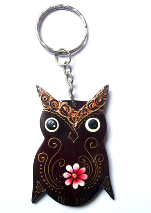 Porte-clé chouette en bois peint motif fleur de frangipanier