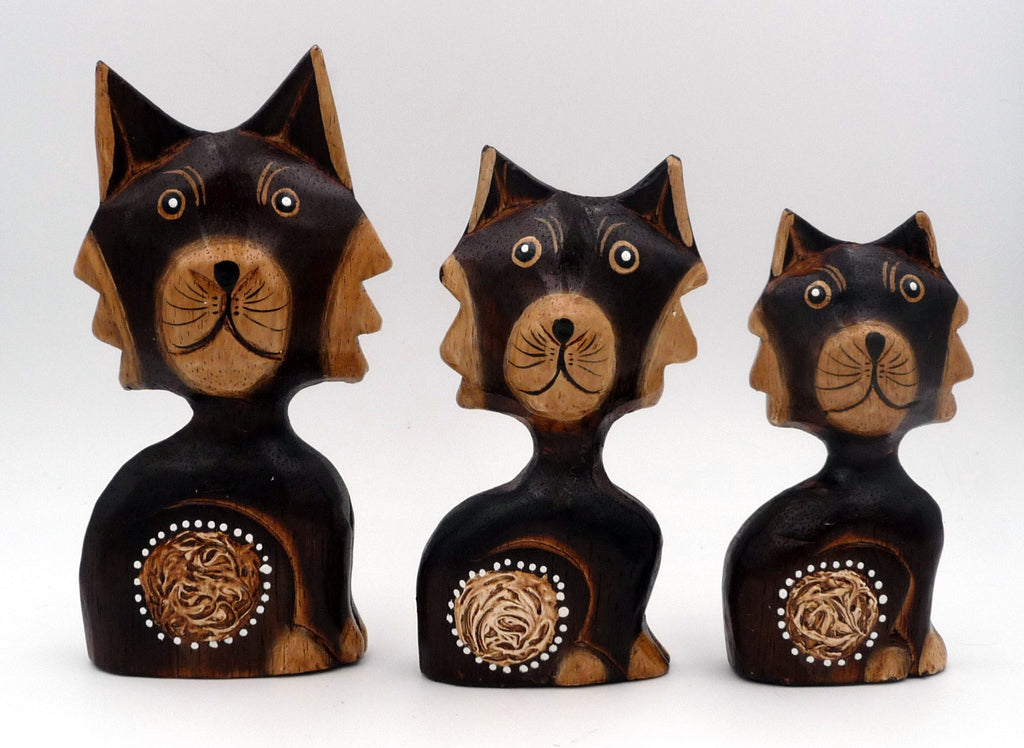 Famille de 3 chats en bois peint et coquille d'oeuf