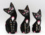 Trio de chats en bois sculpté et peint à la main