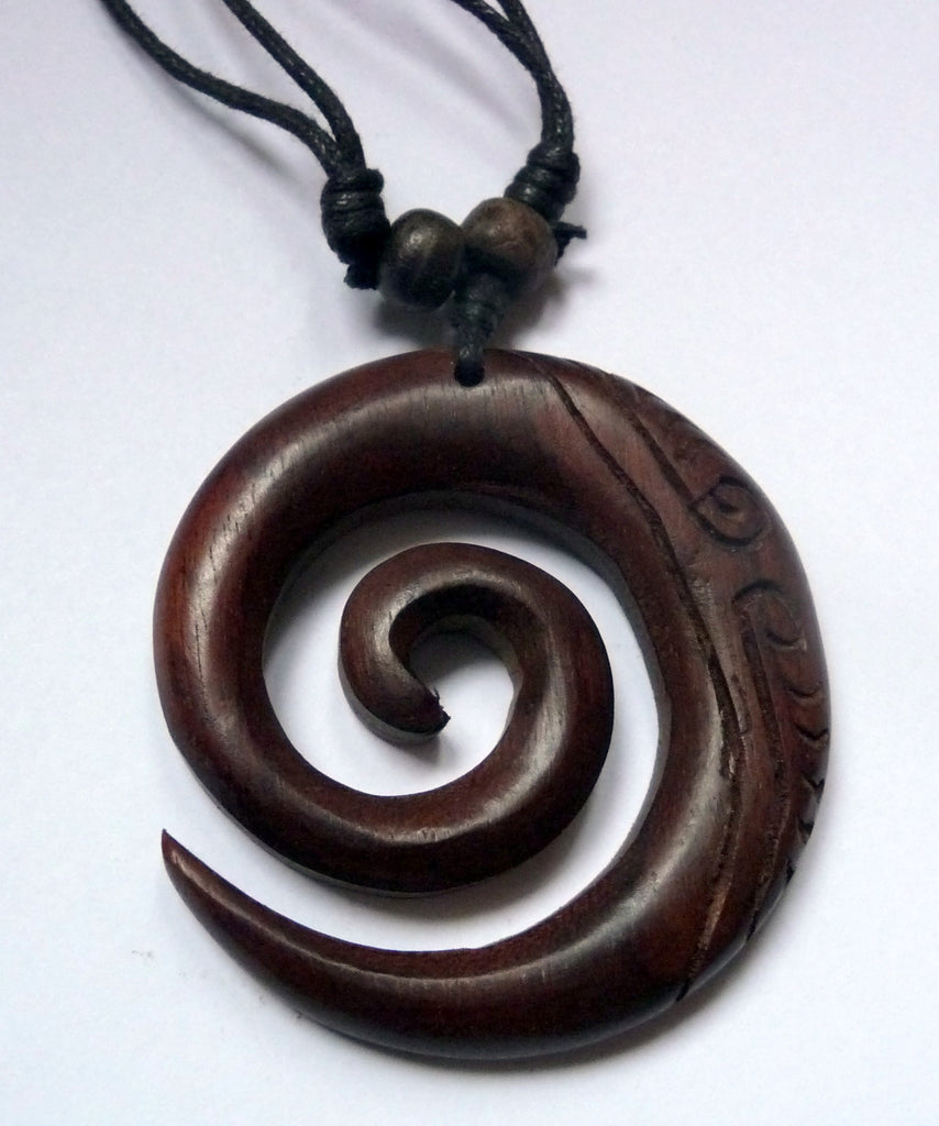 Collier Maori spirale en bois de suar gravé