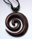 Collier Maori spirale en bois de suar gravé