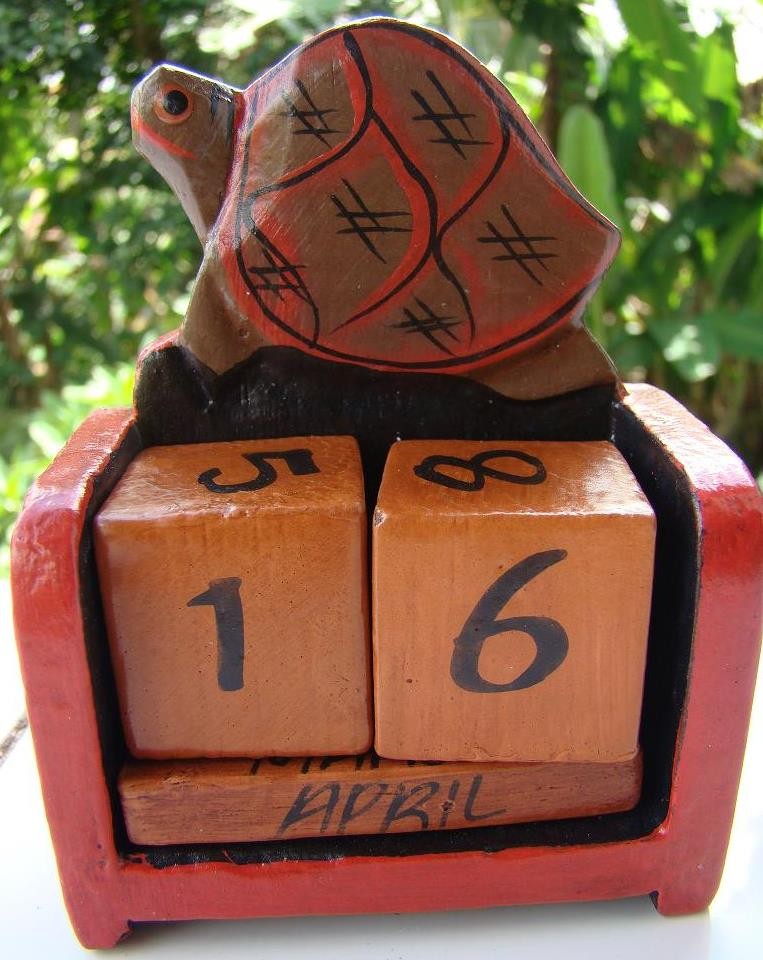 Calendrier perpétuel tortue en bois peint