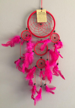 Capteur de reve attrape reve dreamcatcher rouge 5 cercles plumes roses