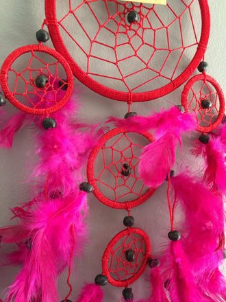 Capteur de reve attrape reve dreamcatcher rouge 5 cercles plumes roses