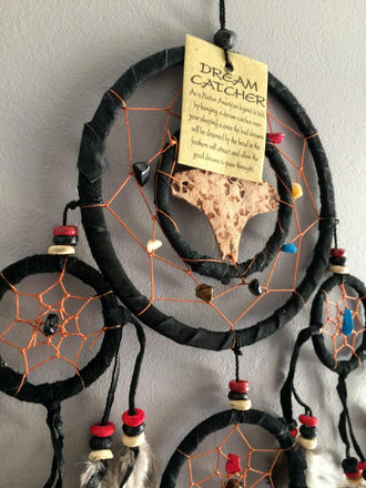 Capteur de reve attrape reve dreamcatcher noir en plumes, cuir et pierres