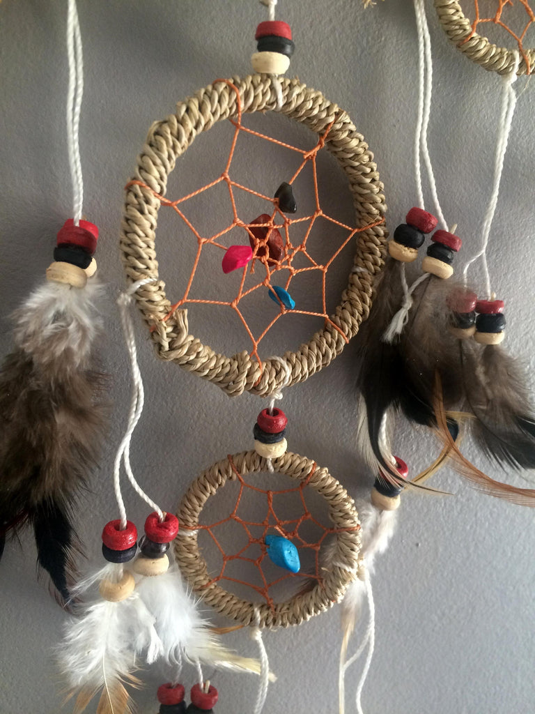 Capteur de reve attrape reve dreamcatcher en plumes, rotin et pierres