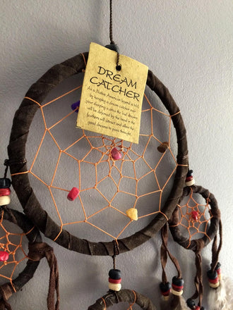 Capteur de reve attrape reve dreamcatcher marron en plumes, cuir et pierres