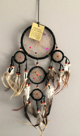 Capteur de reve attrape reve dreamcatcher noir en plumes, cuir et pierres