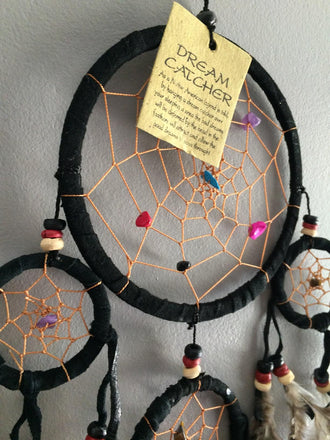 Capteur de reve attrape reve dreamcatcher noir en plumes, cuir et pierres