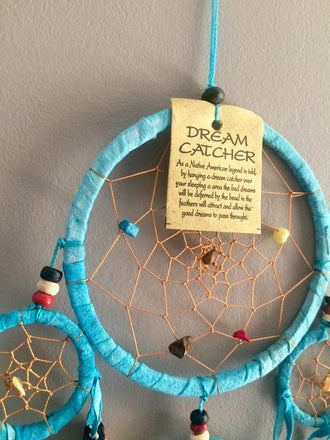 Capteur de reve attrape reve dreamcatcher bleu turquoise en plumes, cuir et pierres