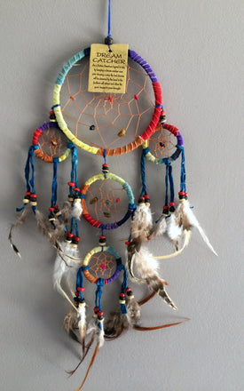 Capteur de reve attrape reve dreamcatcher multicolore en plumes, cuir et pierres