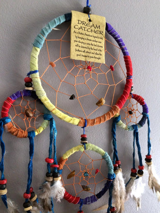 Capteur de reve attrape reve dreamcatcher multicolore en plumes, cuir et pierres