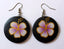 Boucles d'oreille fleur de frangipanier mauve artisanat Bali