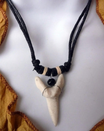 Collier dent de requin tigre perles en bois de cocotier artisanat Indonésie