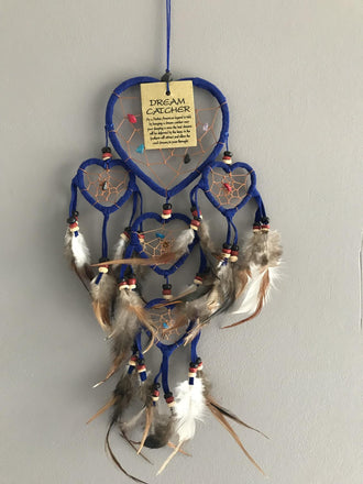 Attrape-rêves bleu en plumes, cuir et pierres forme coeur