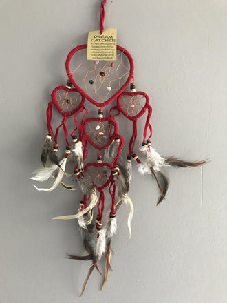 Attrape-rêves rouge en plumes, cuir et pierres forme coeur