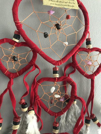 Attrape-rêves rouge en plumes, cuir et pierres forme coeur