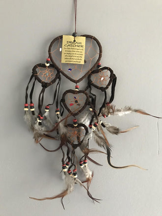 Attrape-rêves marron en plumes, cuir et pierres forme coeur