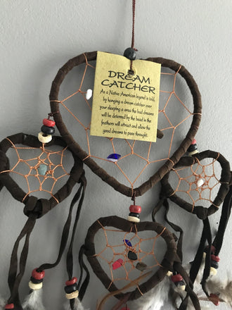 Attrape-rêves marron en plumes, cuir et pierres forme coeur