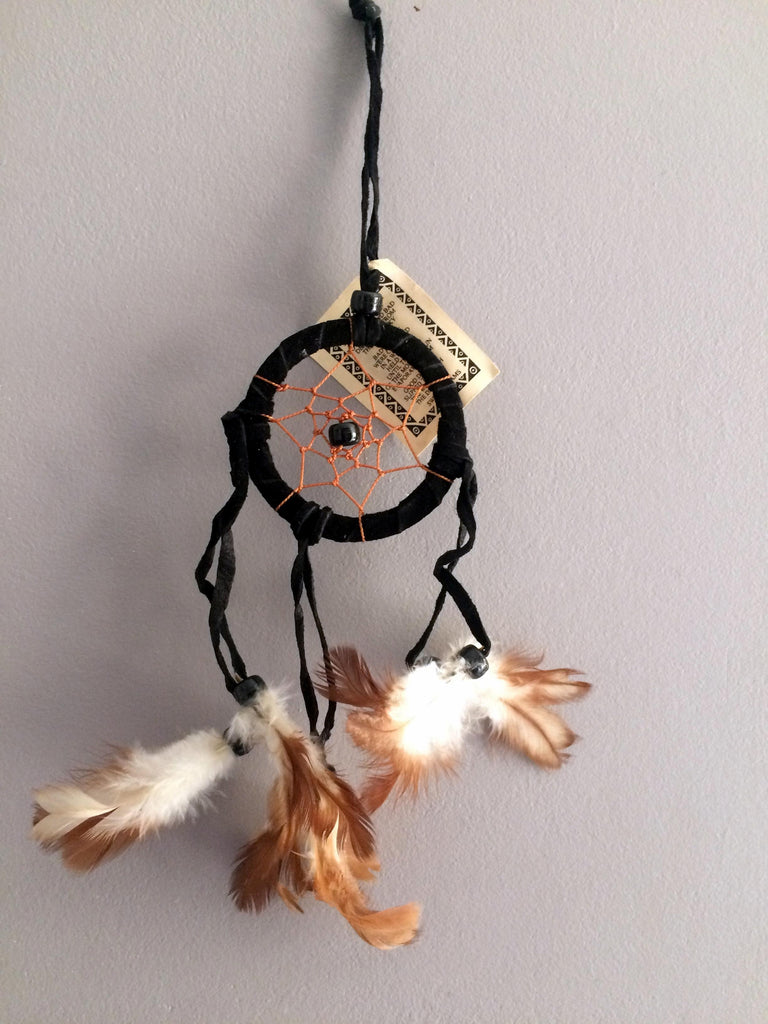 Attrape reve dreamcatcher noir en cuir, perles et plumes rétroviseur voiture