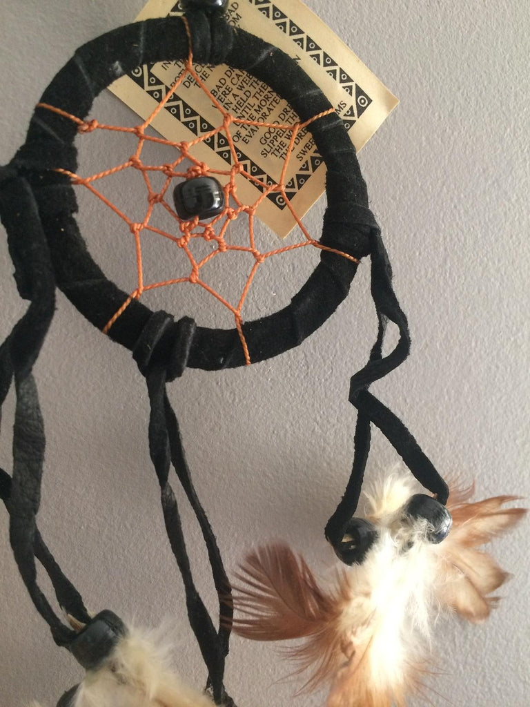 Attrape reve dreamcatcher noir en cuir, perles et plumes rétroviseur voiture