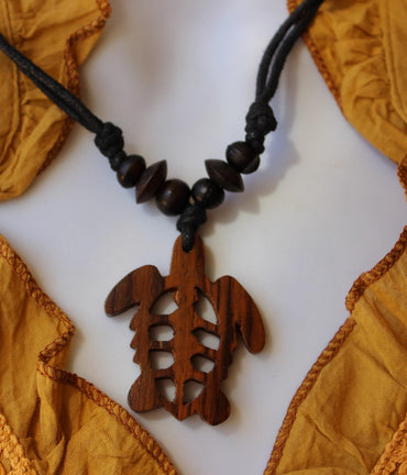 Collier en bois de sono pendentif tortue Maori