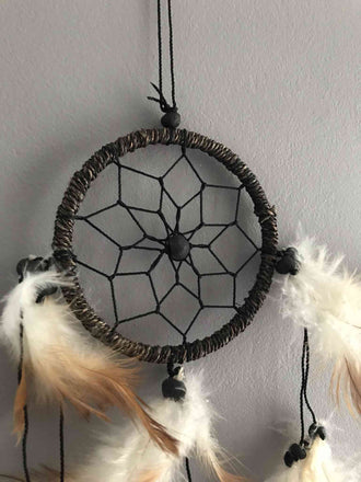 Attrape-rêves noir Dreamcatcher en plumes et rotin