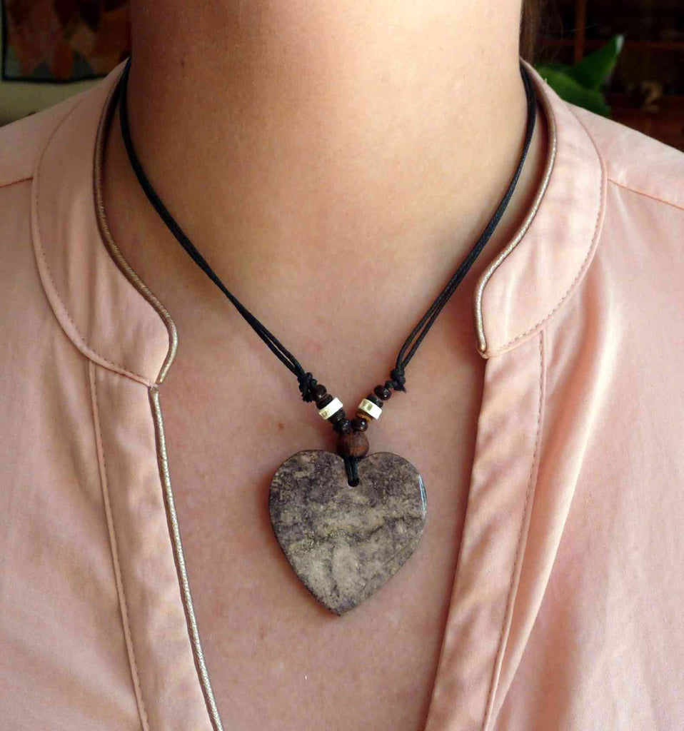 Collier coeur en pierre, perles en bois et os