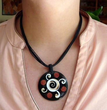 Collier en nacre coquillage et corail rouge artisanat Bali Indonésie