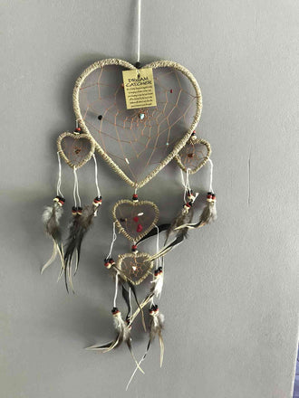 Capteur de rêve marron en plumes, cuir et pierres forme coeur