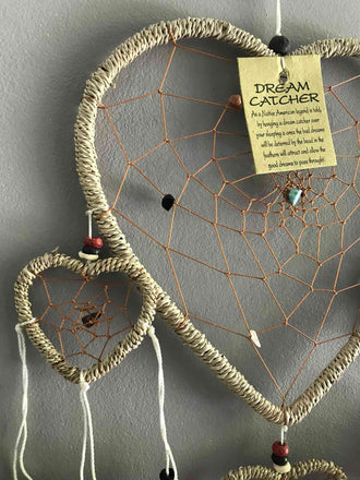 Capteur de rêve marron en plumes, cuir et pierres forme coeur