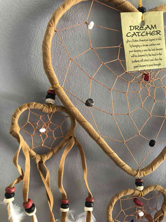 Capteur de rêve marron en plumes, cuir et pierres forme coeur