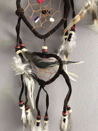 Attrape-rêves marron chocolat en plumes, cuir et pierres forme coeur