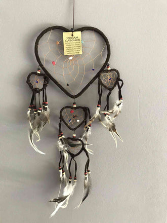 Attrape-rêves marron chocolat en plumes, cuir et pierres forme coeur