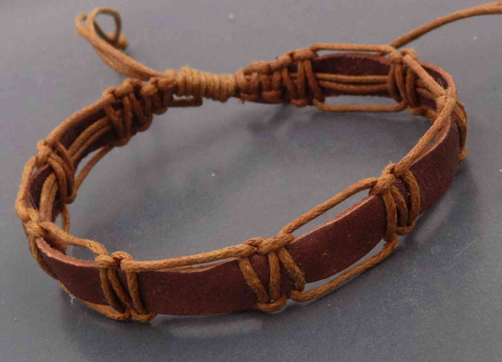Bracelet réglable pour homme ou ado en cuir marron