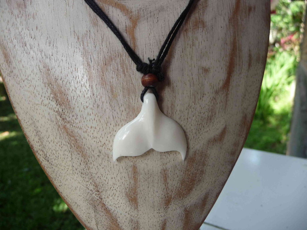 Collier ethnique Maori tribal pendentif queue de baleine en os de buffle