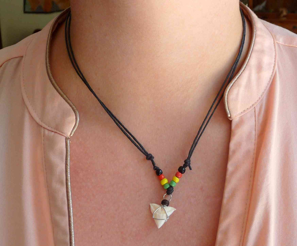 Collier dent de requin perles rasta